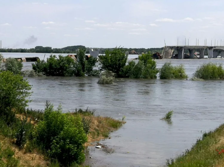 Áreas inundadas perto da cidade de Kherson após a destruição parcial da barragem de Kakhovka, no sul da Ucrânia, em 6 de junho de 2023. (AFP/AFP)