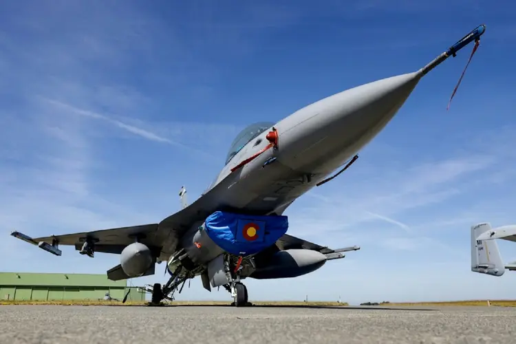 Caça americano F-16 se prepara para participar nas manobras aéreas da Otan, em 9 de junho de 2023 em Jagel, Alemanha

 (AFP/AFP)