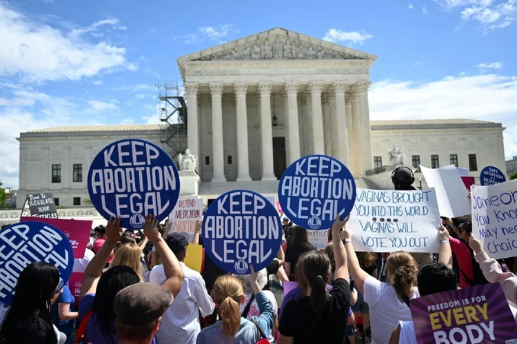 Em junho de 2022, o tribunal anulou a decisão Roe vs. Wade, que garantia o direito das mulheres americanas a interromper uma gravidez (AFP/AFP Photo)