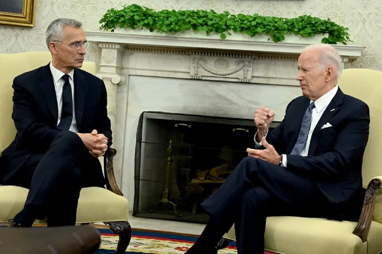 Biden deu as boas-vindas a Stoltenberg, que deve renunciar ao completar seu mandato (AFP/AFP Photo)