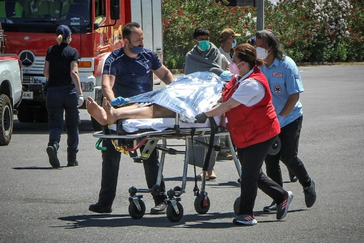 Médicos acompanham sobrevivente de naufrágio na costa da Grécia, em Kalamata

 (AFP/AFP)