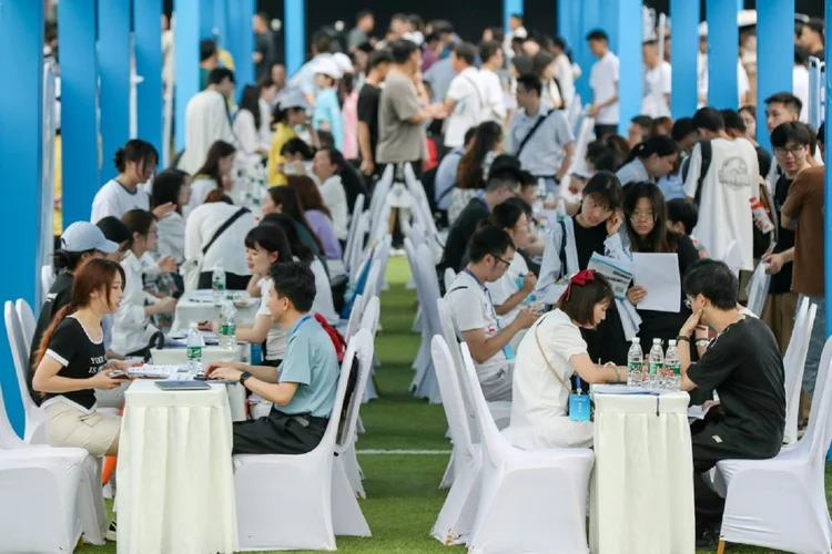 China: O BPC também anunciou a injeção de 237 bilhões yuanes (33 bilhões de dólares, R$ 159 bilhões) na economia (AFP/AFP)