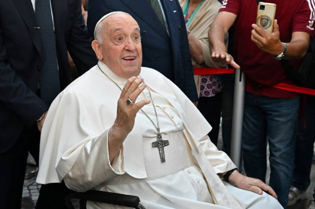 Papa Francisco relata falta de ar e suspende discurso a voluntários duas semanas após cirurgia