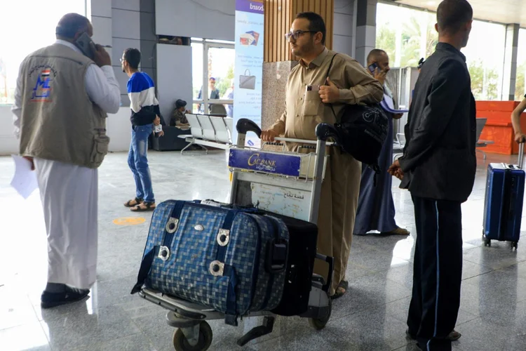 Muçulmanos iemenitas chegam ao aeroporto internacional de Sanaa para embarcar em um voo rumo à Arábia Saudita. (AFP/AFP)