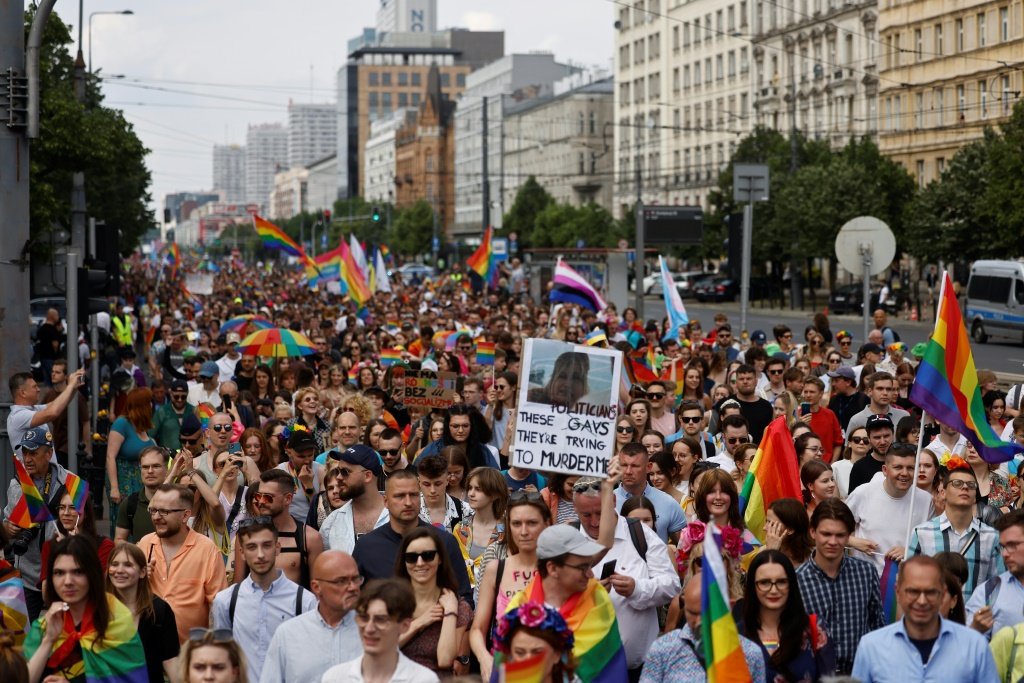 Milhares de pessoas protestam em apoio à comunidade LGBTQIA+ na Polônia