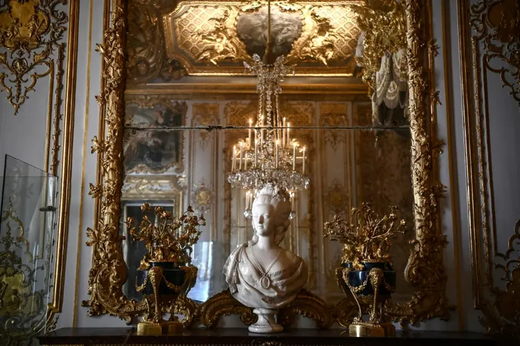 Esta foto mostra um busto da rainha Maria Antonieta, esposa do rei francês Luís XVI, em seu quarto no castelo de Versalhes (AFP/AFP)