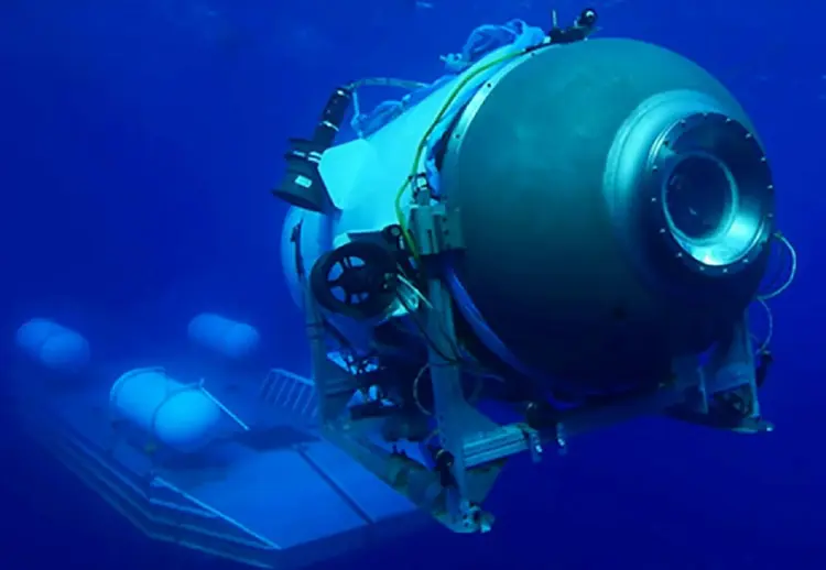 Esta foto fornecida pela OceanGate Expeditions mostra o submersível "Titan" desaparecido com 5 pessoas a bordo durante uma viagem turística aos destroços do "Titanic" no Atlântico Norte

 (AFP/AFP)