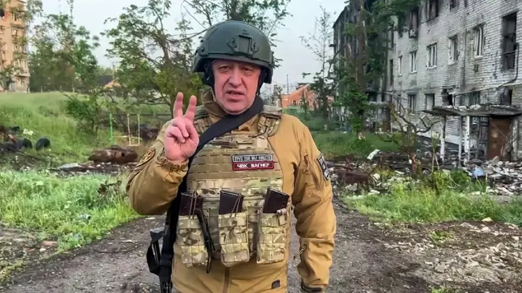 Chefe do grupo mercenário russo Wagner, Yevgeny Prigozhin, em Bakhmut, na Ucrânia, em captura de vídeo retirada de material postado em 25 de maio de 2023. (AFP/AFP)
