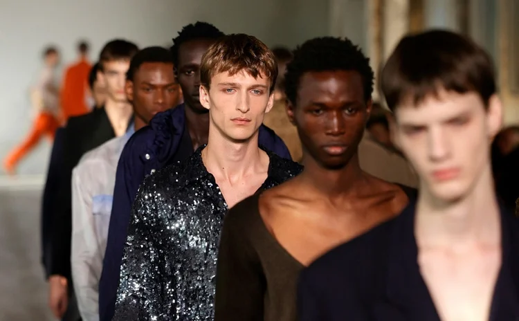 Desfile Dries Van Noten em Paris. (AFP/AFP)