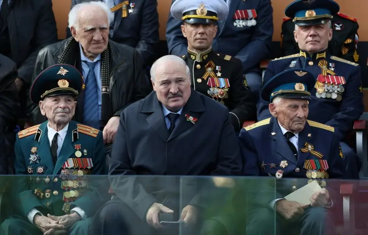 O presidente de Belarus, Alexander Lukashenko (C), participa de desfile pelo Dia da Vitória, em Moscou, em 9 de maio de 2023 (AFP/AFP)