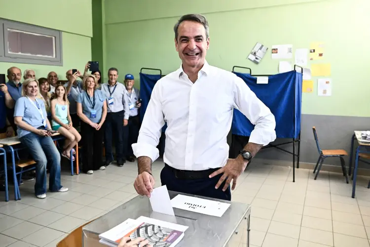 Kyriakos Mitsotakis vota na eleição ao parlamento da Grécia: "O Nova Democracia é o partido de centro-direita mais forte da Europa!" (AFP/AFP Photo)