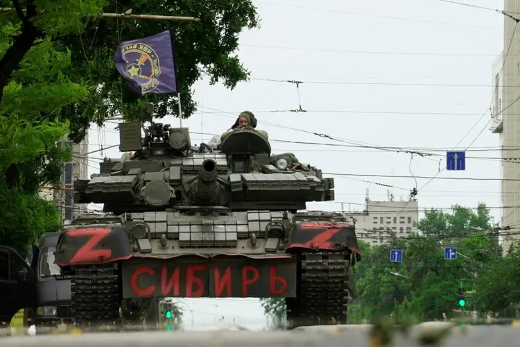 Combatentes do Grupo Wagner passam em tanque por uma rua de Rostov, sul da Rússia, em 24 de junho de 2023 (AFP/AFP)