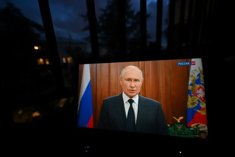 Vladimir Putin discursa à nação na televisão estatal, em Moscou, 26 de junho de 2023 (AFP/AFP)