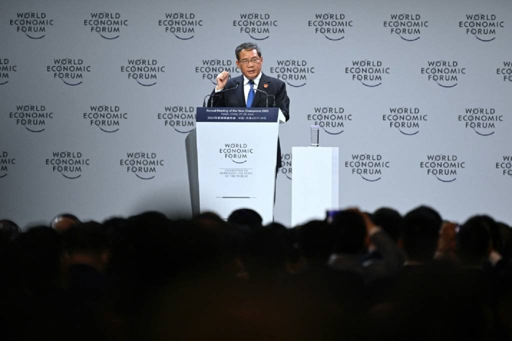 O primeiro-ministro da China, Li Qiang, discursa no Fórum Econômico Mundial em Tianjin

 (AFP/AFP)