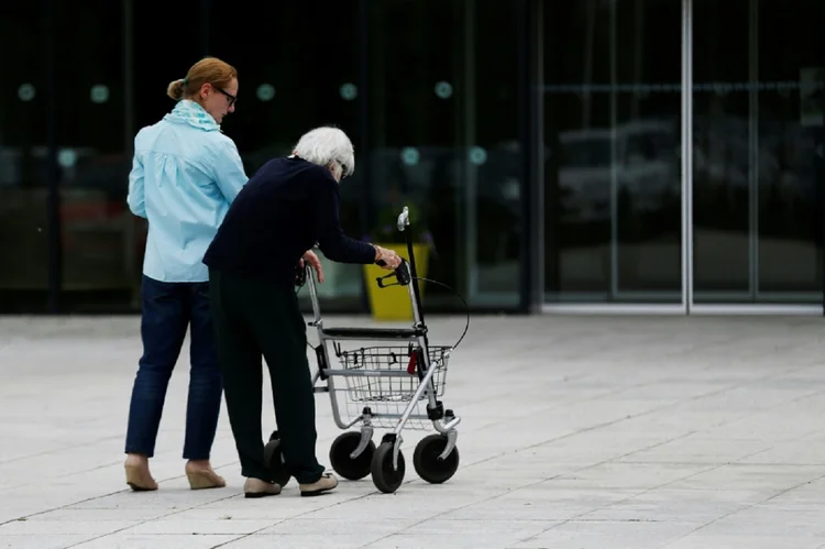Para algumas pessoas os sintomas podem ir e vir em recaídas, enquanto em outras pioram progressivamente (AFP/AFP Photo)