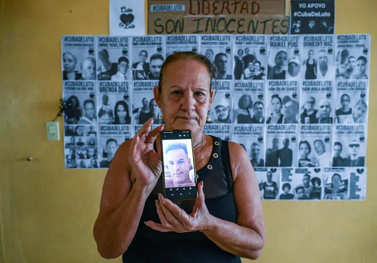 Liset Fonseca, em 22 de junho de 2023 em San José de las Lajas, Cuba, mostra uma foto de seu filho Roberto, detido após as manifestações de 11 de julho de 2021 (Yamil Lage/AFP)