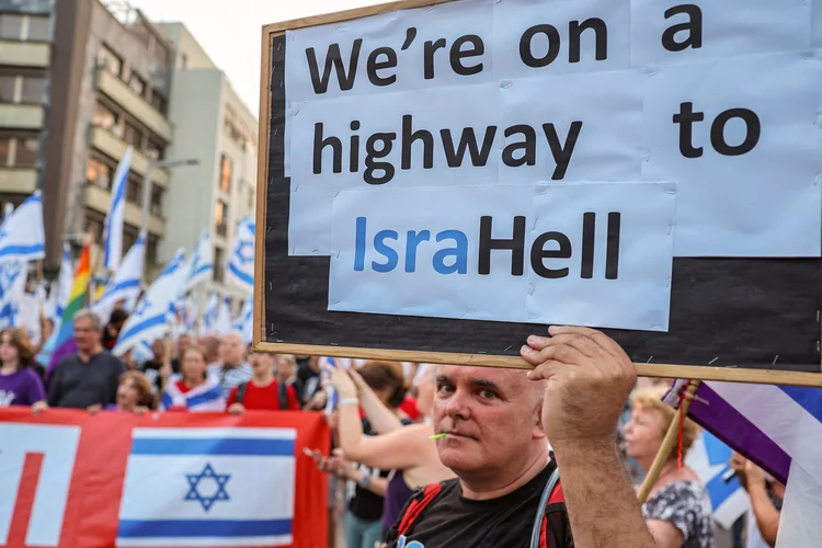 Manifestantes protestam em Tel Aviv contra a reforma judicial (Jack Guez/AFP)