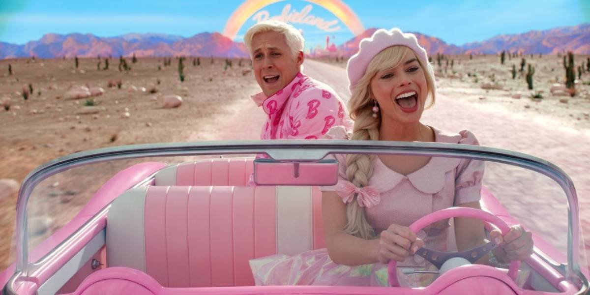 Grupo de amigos torna-se viral ao usar fato cor de rosa para assistir ao  filme Barbie