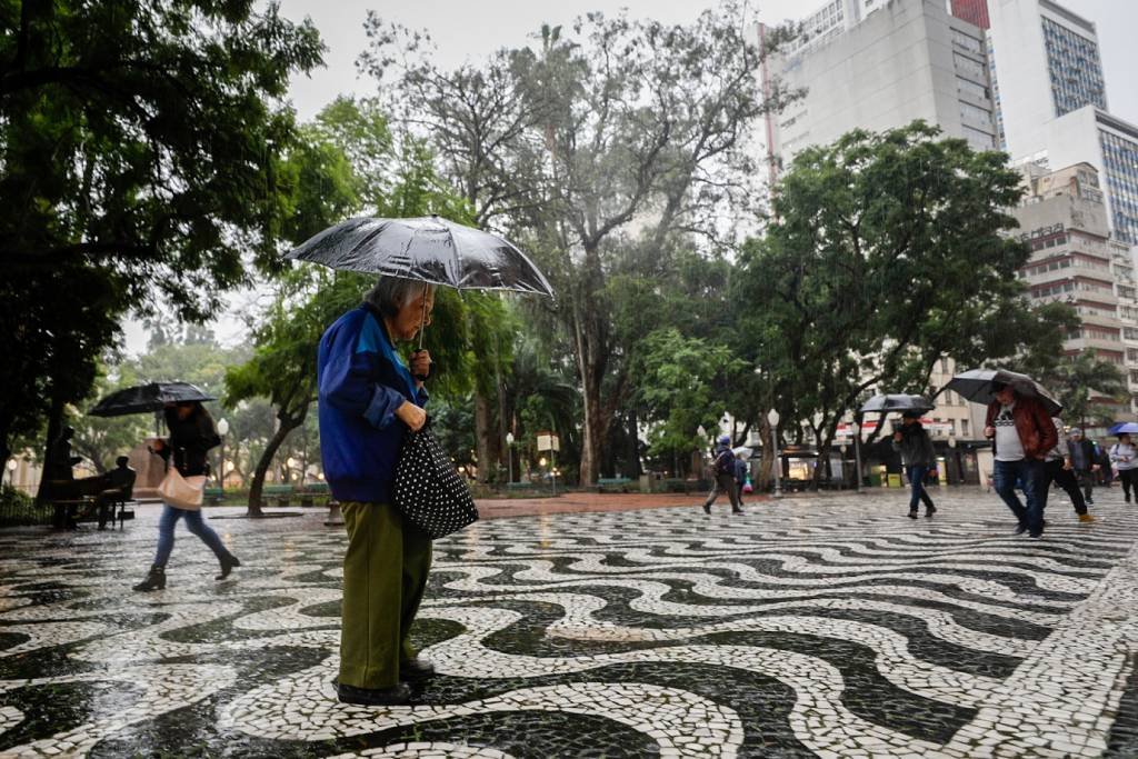Ciclone extratropical: estradas são interditadas e escolas fechadas no Sul do Brasil
