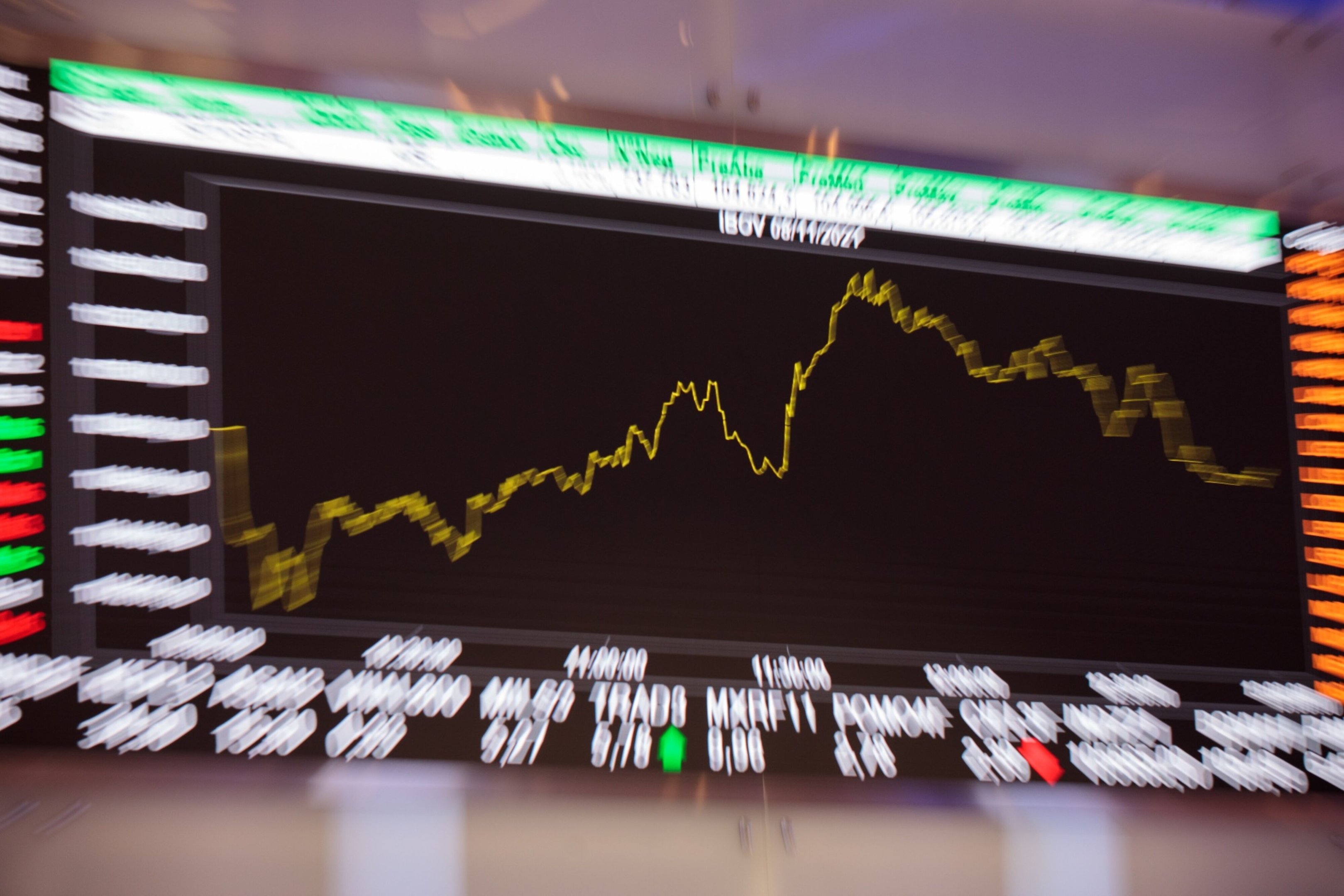 Ibovespa fecha em queda após Focus revisar Selic para dois dígitos neste ano