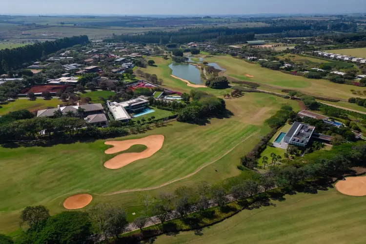 Vista aérea do campo de golfe e áreas residenciais da Fazenda Boa Vista em Porto Feliz, Brasil. (Bloomberg/Divulgação)