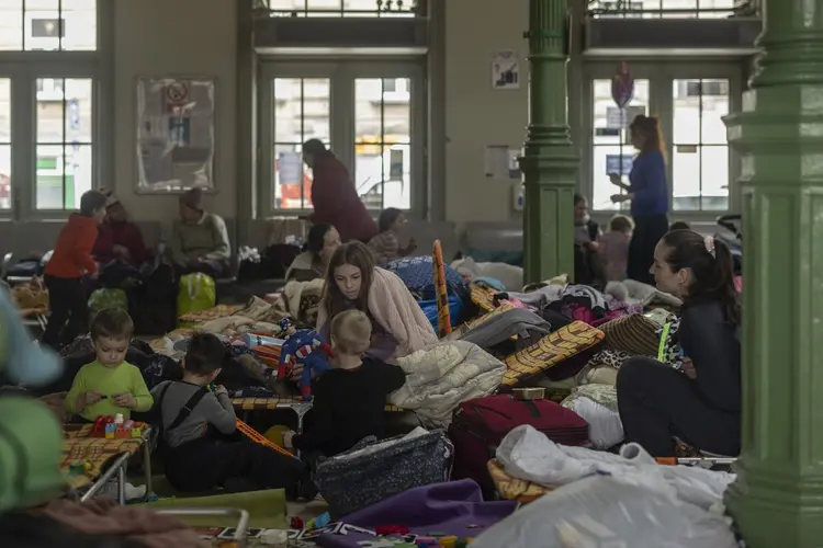 Ucrânia: Mulheres e crianças em fuga da Ucrânia se reúnem na estação de trem de Przemysl, em 2 de março de 2022. (Blomberg/Bloomberg)