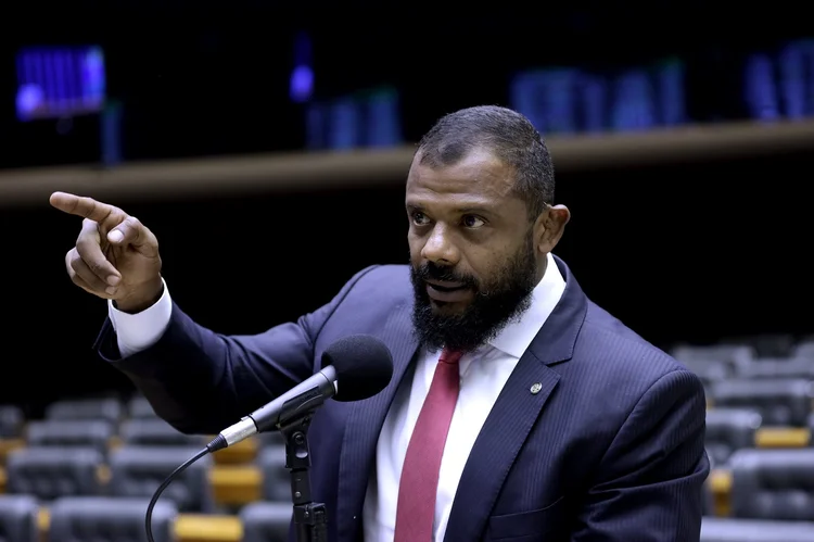 Da Cunha compartilhou um vídeo no qual aparece recebendo os documentos e sua pistola de volta (PROGRESSISTAS/Flickr)