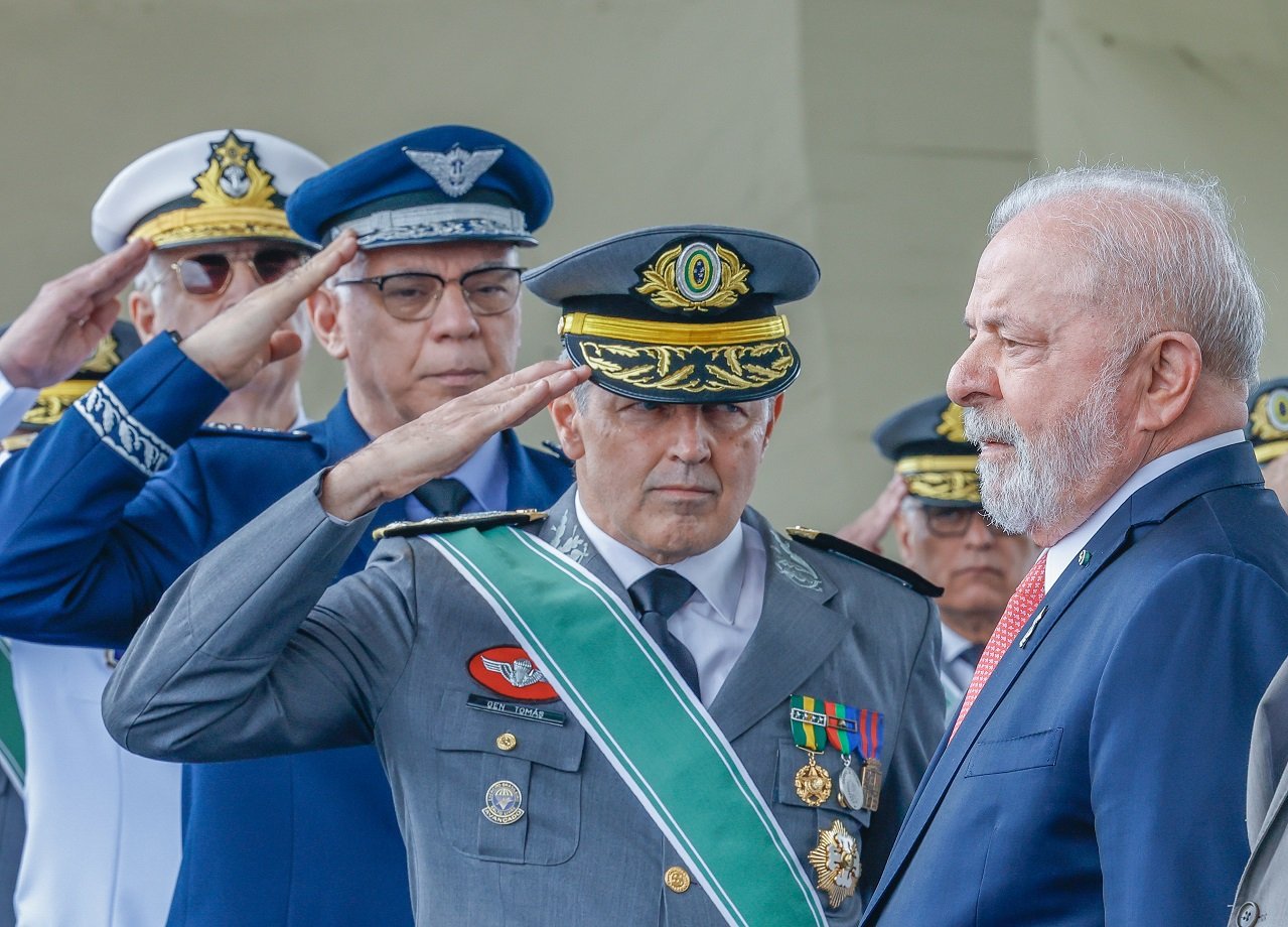 Senadores enviam a Lula proposta para acabar com pensão de filhas de militares