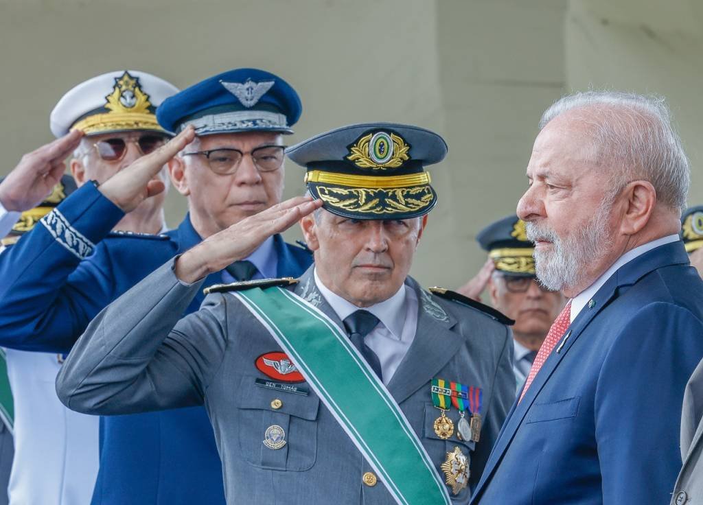 Senadores enviam a Lula proposta para acabar com pensão de filhas de militares