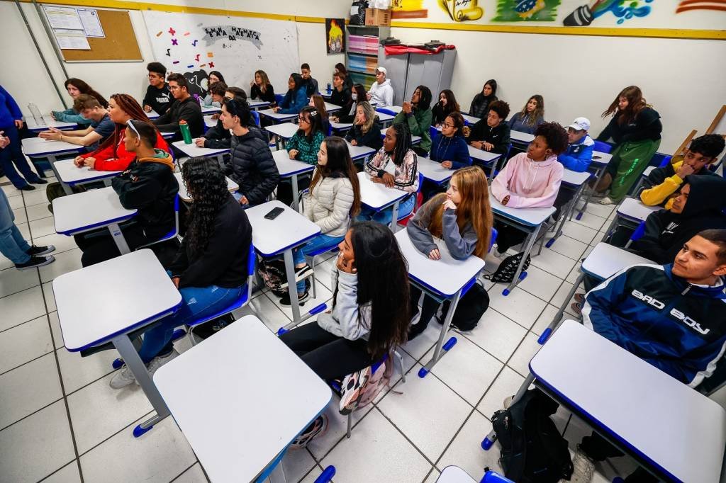 Uso de celulares é restrito em 64% das escolas de ensino fundamental e médio, aponta pesquisa