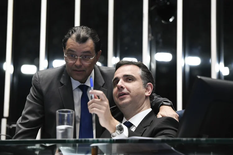 Plenário do Senado Federal durante sessão deliberativa ordinária semipresencial.

Na ordem do dia, o PL 2.209/2022, que inclui no Plano Nacional de Educação (PNE) a validação de diplomas obtidos por brasileiros no exterior.

Mesa: 
senador Eduardo Braga (MDB-AM);
presidente do Senado Federal, senador Rodrigo Pacheco (PSD-MG). (Roque de Sá/Agência Senado/Flickr)