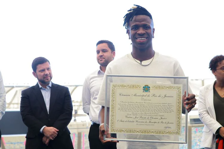 Jogador foi homenageado com medalha no Maracanã (Governo do Estado/RJ/Divulgação)