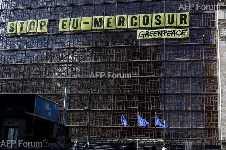 Protesto do Greenpeace contra o acordo entre União Europeia e Mercosul na fachada da sede do Conselho Europeu, em 25 de maio de 2023 (AFP/AFP Photo)