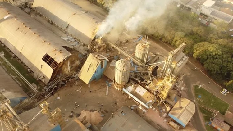 Explosão em silo de armazenagem de milho da cooperativa C.Vale, no Paraná (Twitter/Reprodução)