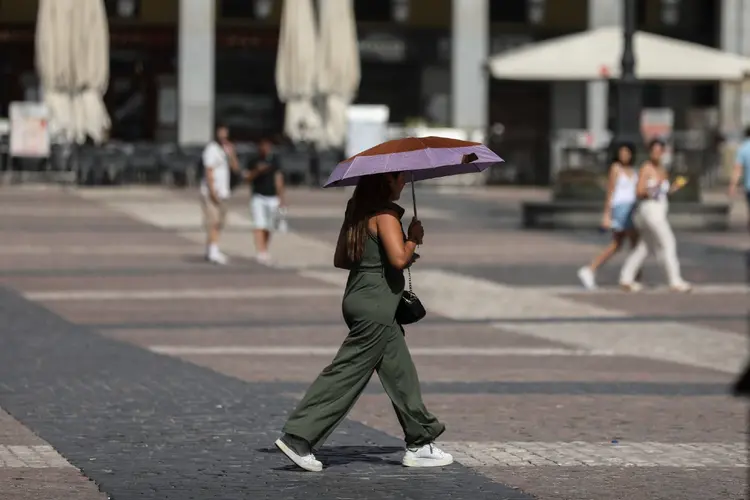 De acordo com o Inmet, as cidades que serão atingidas pela onda de calor estão espalhadas por 13 estados (Pablo Blazquez Dominguez/Getty Images)