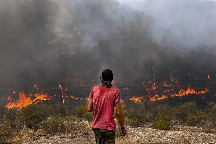 Calor: queimadas na Grécia e em outros países são efeitos das mudanças climáticas (Halil Kahraman/Getty Images)