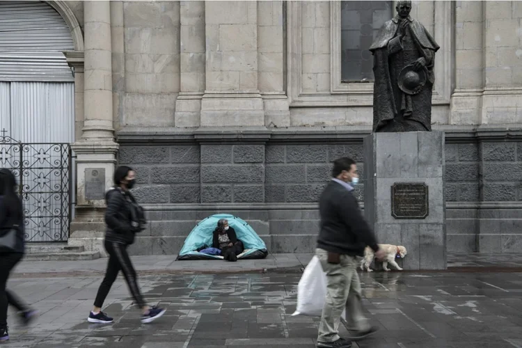 Chile: moradora de rua na região da Catedral de Santiago (Agence France-Presse/AFP Photo)