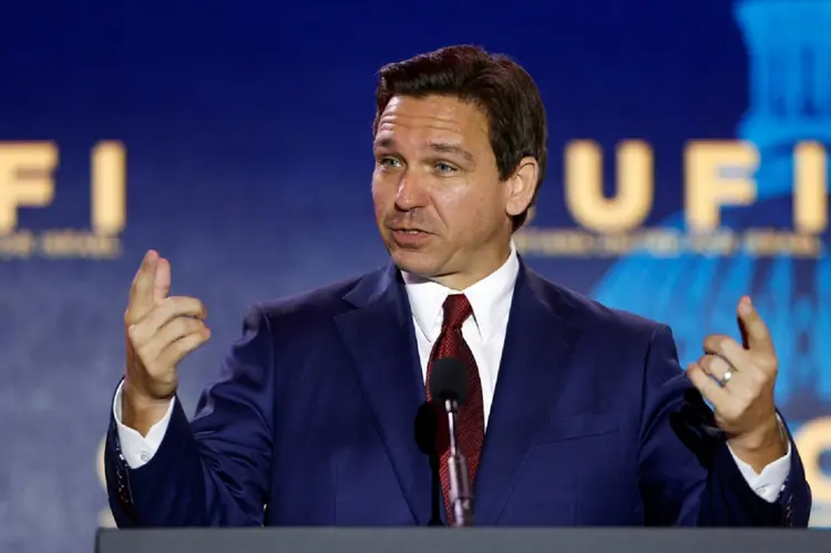 DeSantis, de 44 anos, planejava fazer barulho com o anúncio de uma política para erradicar o "wokeness" (caráter ultraprogressista) (AFP/AFP Photo)