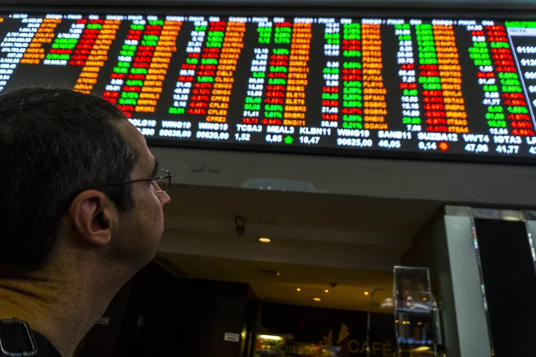 Ibovespa: bolsa opera em queda e dólar sobe acima dos R$ 5,70 (Cris Faga/NurPhoto/Getty Images)