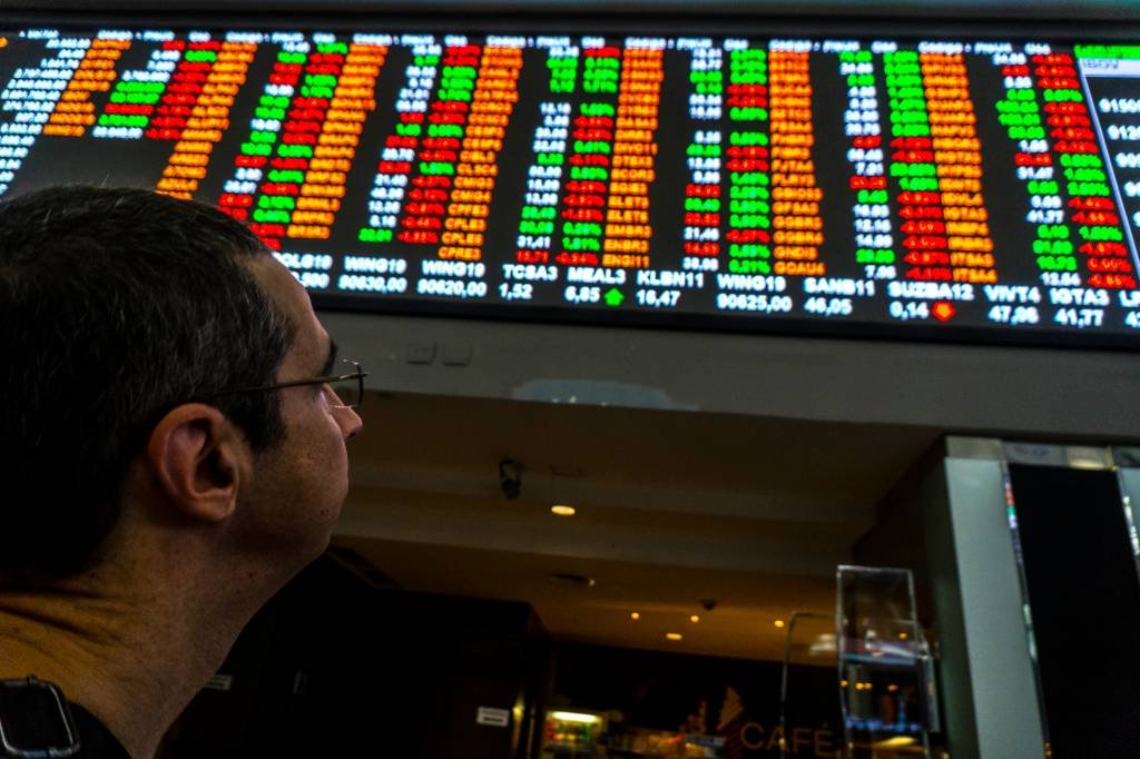 Painel da bolsa de valores: Ibovespa opera em baixa junto com mercados globais (Cris Faga/NurPhoto/Getty Images)