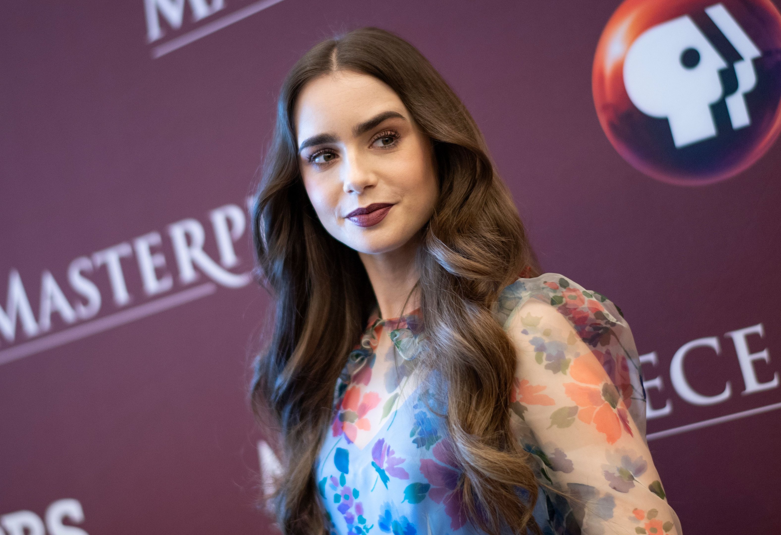 Farm ganha destaque em "Emily in Paris" com look usado por Lily Collins