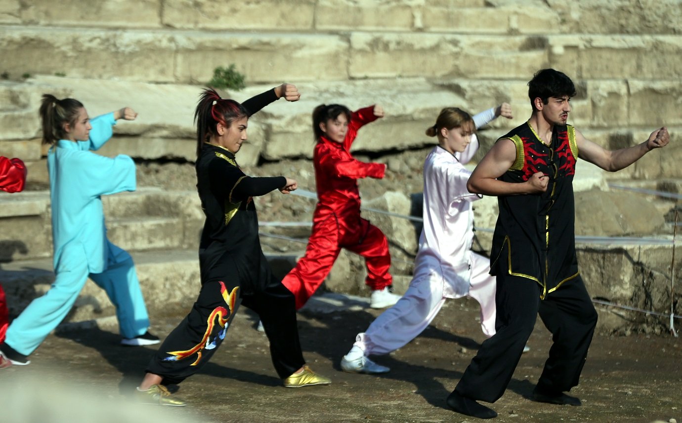 Emei Kung Fu Girls: Grupo chinês ganha o mundo com artes marciais e cultura