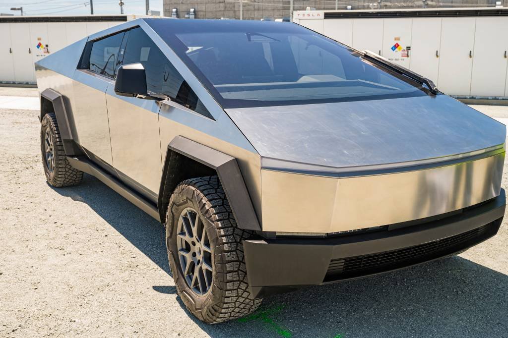Cybertruck da Tesla: veículo de aparência futurista e corpo de aço inoxidável angular, foi anunciado pela primeira vez em 2019 (Nic Coury/Getty Images)