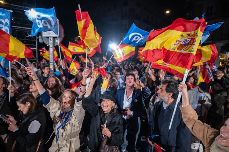 Apoiadores do PP, na Espanha: oposição ao atual governo, foi a agremiação que mais teve votos (Marcos del Mazo/Getty Images)