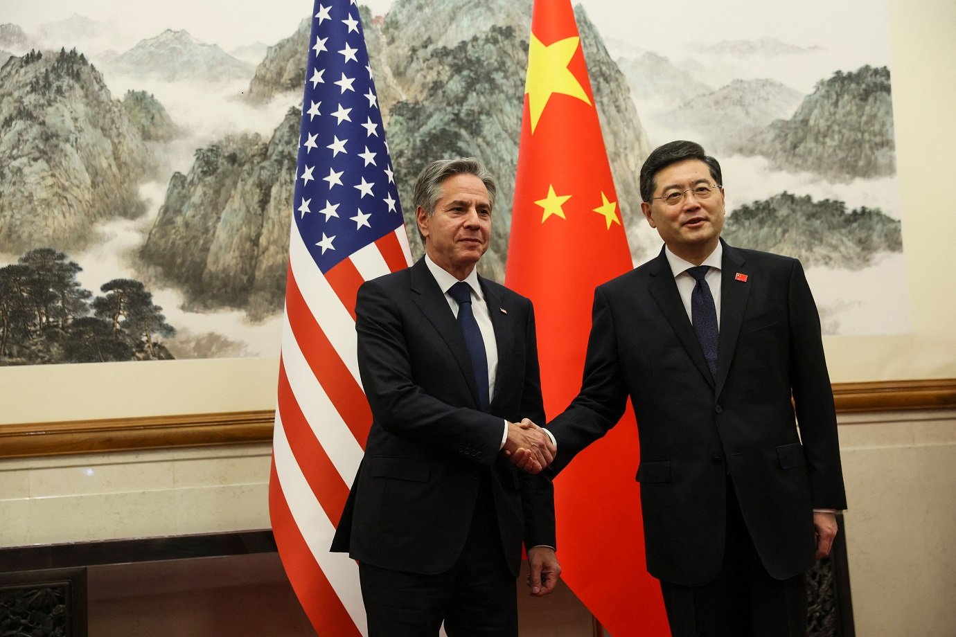 Após um mês desaparecido, chanceler da China é substituído por antecessor