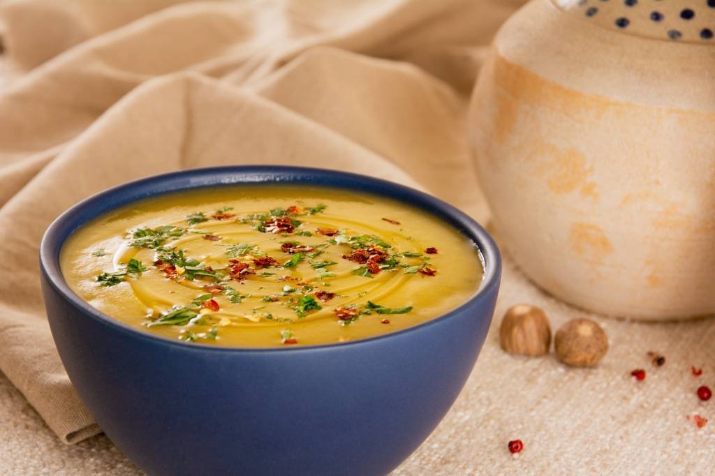 3 receitas práticas de sopas saborosas para os dias frios