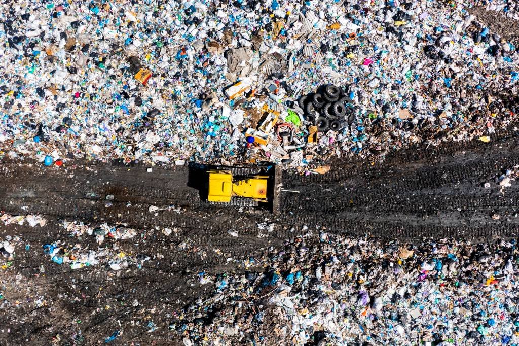 Quase dez anos depois do prazo para fim dos lixões no país, 39% dos resíduos ainda vão para esses locais (Anton Petrus/Getty Images)