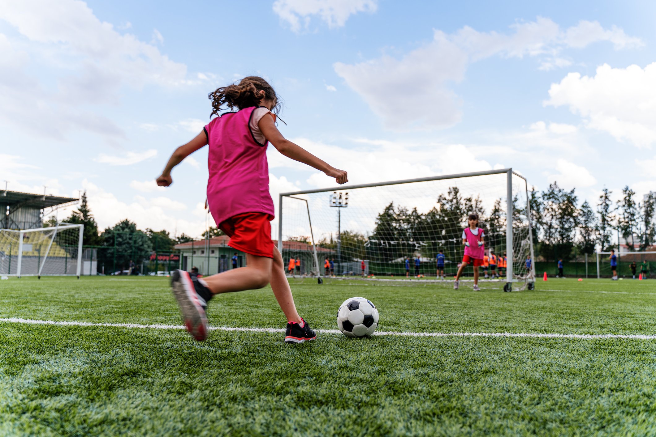 Escola é condenada a pagar R$ 10 mil após impedir menina de jogar futebol