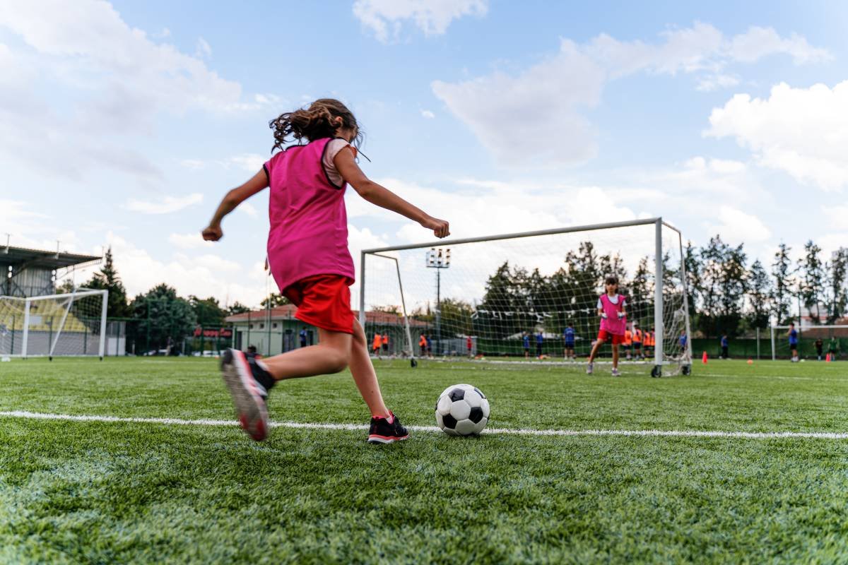 Justiça autoriza menina a jogar futebol em campeonato de colégio