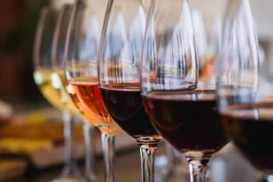 Imagem referente à notícia: Consumo de vinho no Brasil salta para 2,7 litros por pessoa por ano